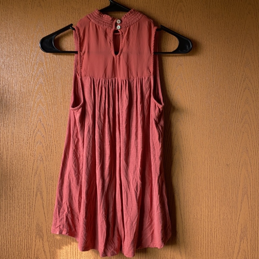 Rust colored tank - Picture 3 of 3